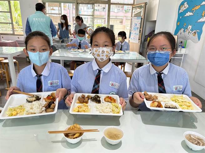 既在地又健康的石斑鱼料理，将出现在孩子们的营养午餐中，让孩子们用吃认识在地文化。 （嘉义市政府提供∕吕妍庭嘉义传真）