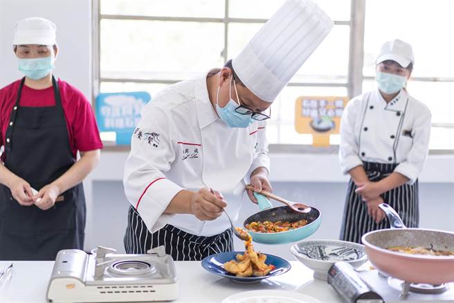 嘉义市政府与沣食公益饮食文化教育基金会美味革新顾问林奕成主厨共同研发全台第1套「石斑鱼食谱」。 （嘉义市政府提供∕吕妍庭嘉义传真）