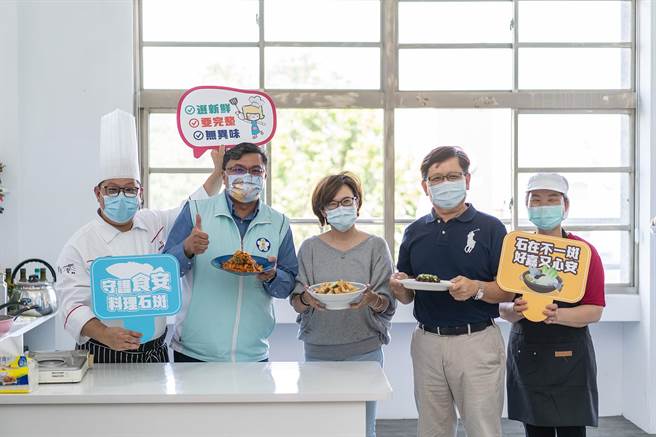 嘉义市政府与沣食公益饮食文化教育基金会美味革新顾问林奕成主厨共同研发全台第1套「石斑鱼食谱」。 （嘉义市政府提供∕吕妍庭嘉义传真）