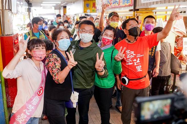 民进党台中市长候选人蔡其昌6日前往丰原第一市场拜票。（蔡其昌竞总提供／陈淑娥台中传真）