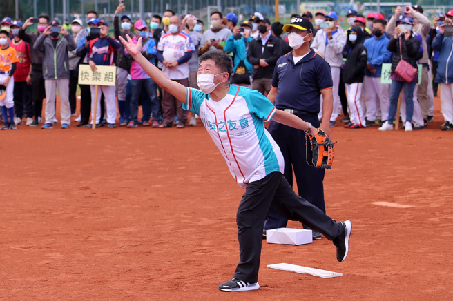 民进党台北市长候选人陈时中（前）6日前往大佳河滨公园，出席「2022小英杯慢速垒球锦标赛」开幕仪式，与蔡英文总统一起为赛事开球。（黄世麒摄）