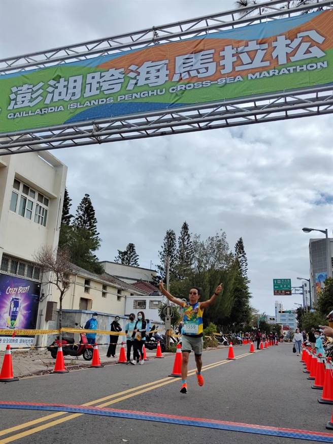 澎湖菊岛跨海马拉松有来自10个国家的共25位国际选手，共2827位跑者共同参与此盛会。（澎管处提供）