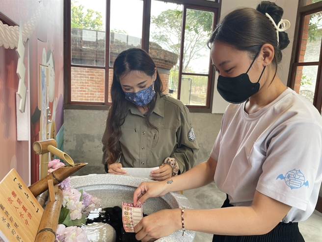 水占卜籤诗推出以来，相当受到欢迎。（山上水道博物馆提供／曹婷婷台南传真）