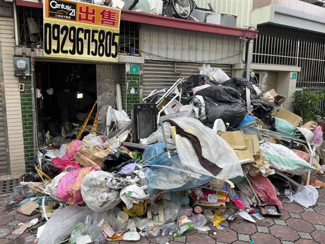 吴铜吉协助清运垃圾却遭里民殴打不敢还手，担心里长身份动手会引起民眾观感不佳。（民眾提供／李俊淇台南传真）