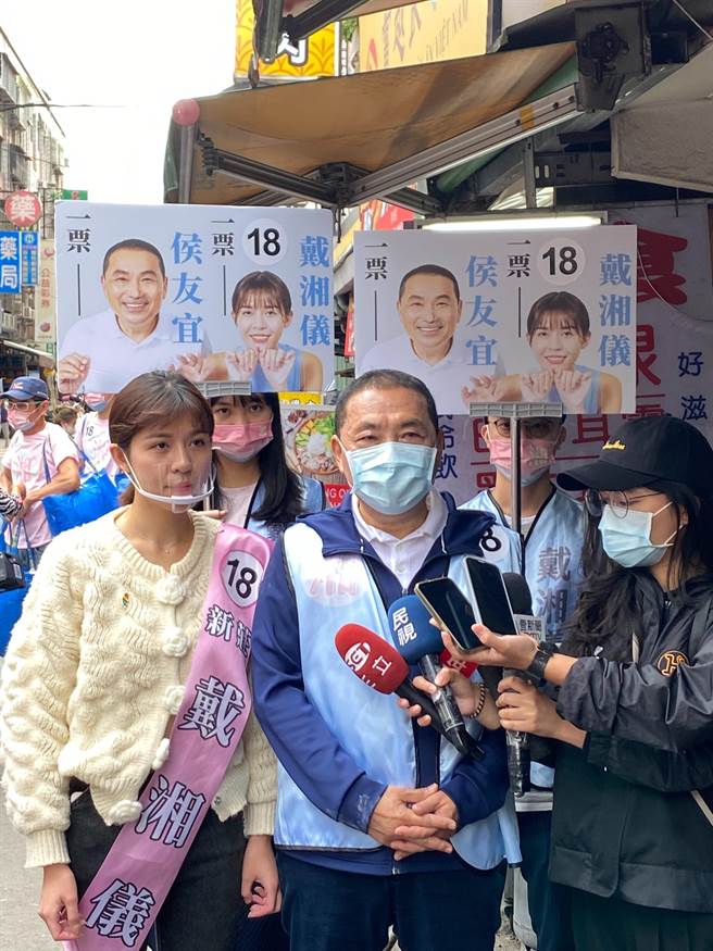 新北市长侯友宜（中）表示，期待透过政见辩论会，让新北市2030年的愿景被看见，遭对手民进党新北市长候选人林佳龙竞选团队酸，一场没有交叉诘问、互相质疑的辩论会，充其量就只是政见发表会。（陈慰慈摄）