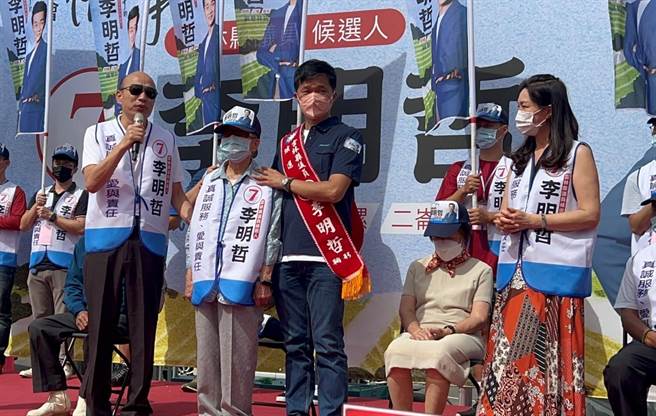 韩国瑜（左一）6日带着母亲首次为候选人站台，候选人是妻子李佳芬的胞弟李明哲，他第四度参选云林县第四选区县议员。（李明哲竞选总部提供）