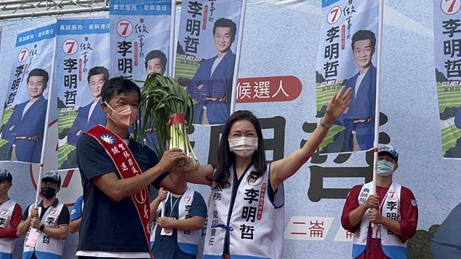 李佳芬为胞弟李明哲送上蒜头。（李明哲竞选总部提供）