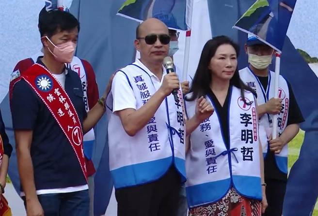 韩国瑜（中）提及岳父大人的教导一度哽咽语塞，李佳芬则显得哀伤。（李明哲竞选总部提供）