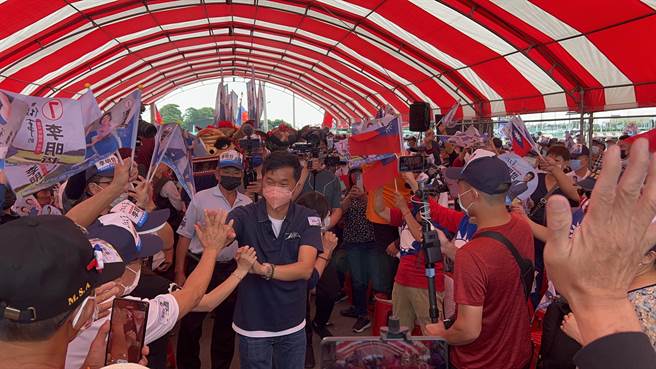 李明哲受到乡亲打气鼓励。（李明哲竞选总部提供）