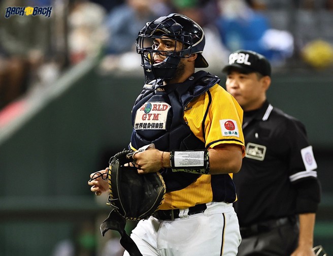 中信兄弟捕手福来喜昨天在比赛中接捕时手套线突然断裂。（资料照，中信兄弟提供）