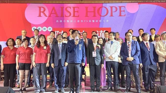 面临九合一选举将近，陈其迈最后也不忘拉票。（杨舒婷摄）