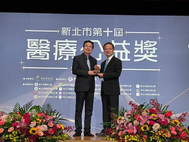 土城医院院长黄璟隆荣获史丹佛大学团队发布「全球前2％顶尖科学家」终身科学影响力的肯定，获颁医疗特殊奉献奖。（新北市卫生局提供）