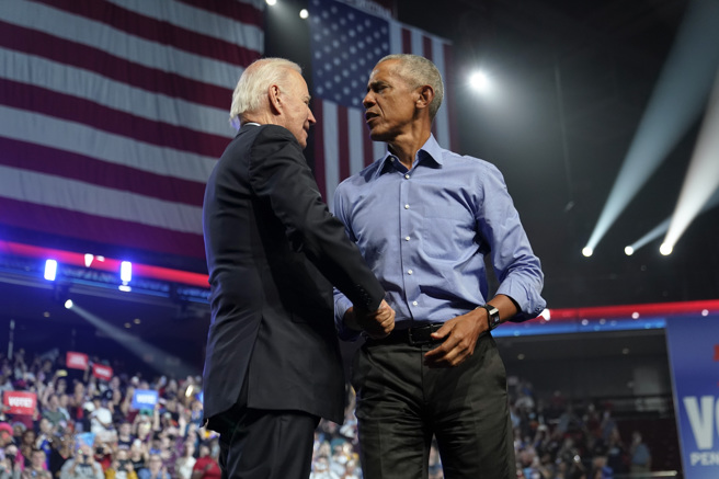 美國前總統歐巴馬、現任總統拜登。（圖／美聯社）