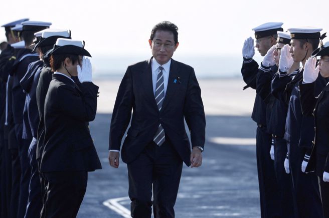 日本首相岸田文雄登上海上自衛隊最大型護衛艦出雲號校閱，並在訓示時再度譴責不斷試射飛彈的北韓。（圖／路透社）