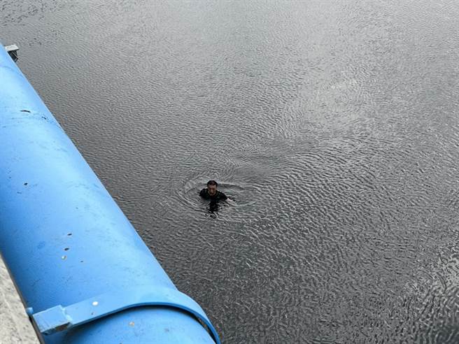 警消到场时，陈男在水面上载浮载沉。（民眾提供／李俊淇台南传真）