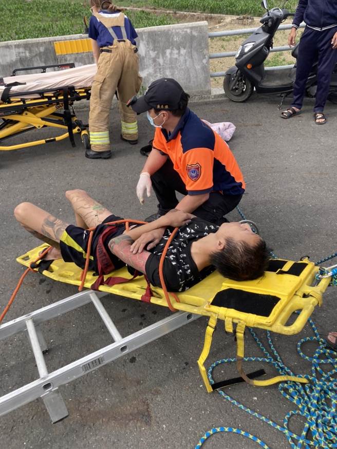 陈男意识清楚，送往麻豆新楼医院救治。（民眾提供／李俊淇台南传真）