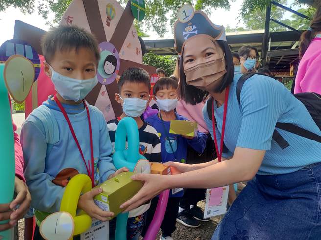 认养78位认养童的协禧电机公司，这次邀请所有认养的孩子家人出席，更赠送每个孩子一份牛轧糖礼品，勉励孩子继续向前迈进，幸福成长。（周丽兰摄）
