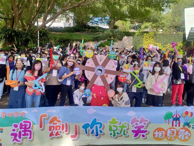 云林家扶中心6日在剑湖山乐园举办认养人与学童相见欢活动，有215人参加，这是疫情趋缓以来出席人次最热烈的一次活动。（周丽兰摄）