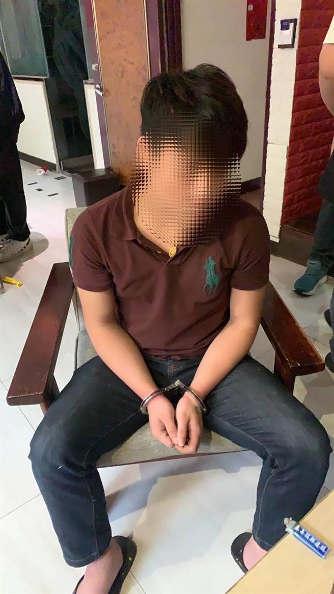 警方稍早再循线前往新北市三峡区中山路一间汽车旅馆，逮捕陈桦韦旗下负责运送物资的20岁曾姓男子。（警方提供／李奇叡新北传真）