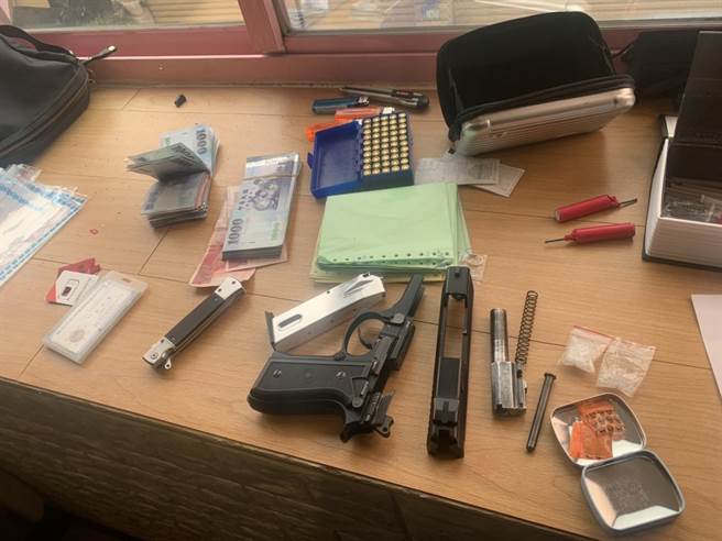 警于现场查获改造枪枝1枝、电击枪、安非他命、赃款新台币10万余元等物。（警方提供／李奇叡新北传真）