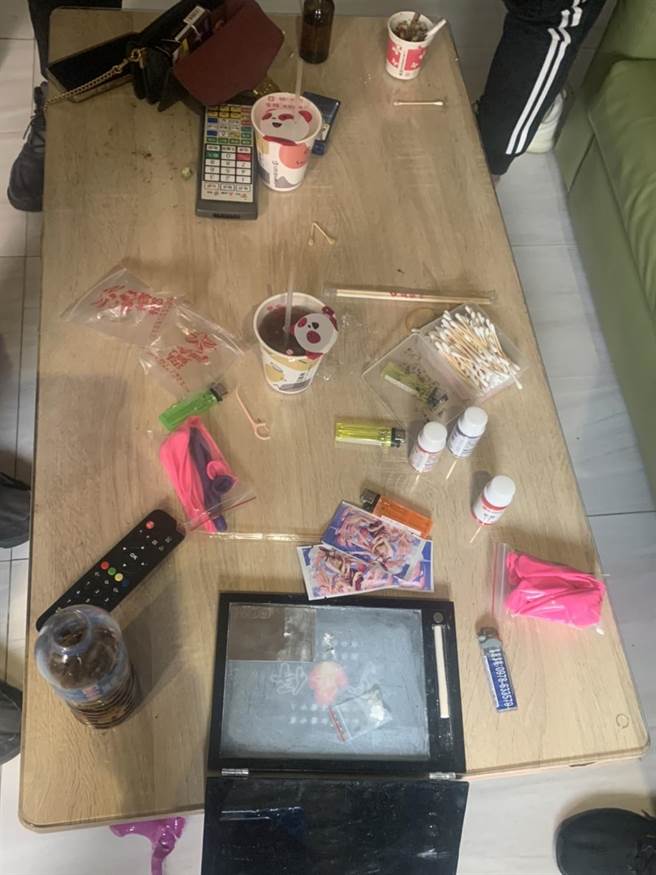 警于现场查获改造枪枝1枝、电击枪、安非他命、赃款新台币10万余元等物。（警方提供／李奇叡新北传真）