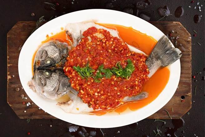 荷李活茶街主推「山泉剁椒鱸魚」，以鮮美鱸魚帶出道地海味。（荷李活茶街提供）