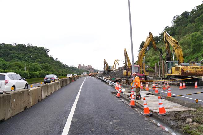 国1南下五堵至汐止主线预计明（7）日上午6时前抢通。（新北市交通局提供）