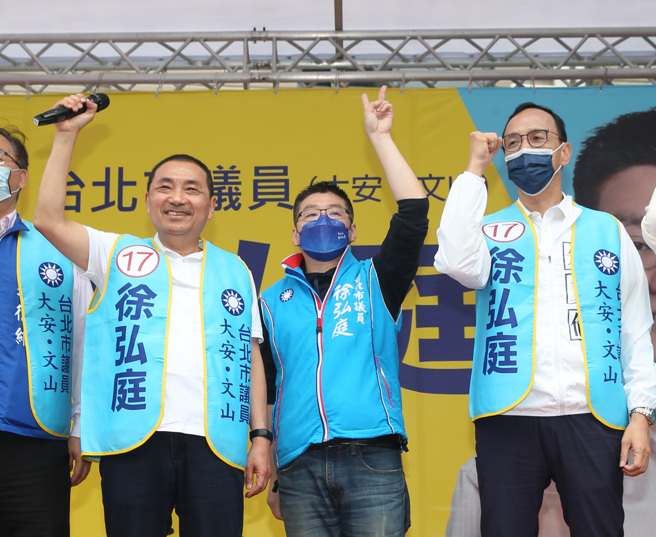台北市議員徐弘庭(中)6日舉行競選總部成立大會，國民黨主席朱立倫（右）、新北市長侯友宜（左）同台為徐弘庭助選。（陳怡誠攝）