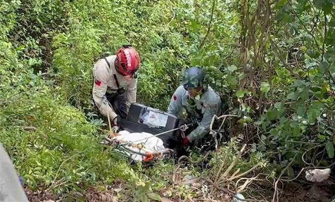 警方已在南投找到装有第三具遗体的行李箱，向下搜索后找到遗体，目前已将遗体和行李箱一同搬运上来。（警方提供／李奇叡新北传真）