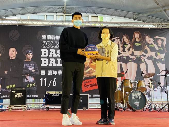 宜縣府教育處特別邀請活耀台灣籃壇、畢業於羅東國中的游艾喆（左，右為縣長林姿妙）站台，為學子們加油打氣。