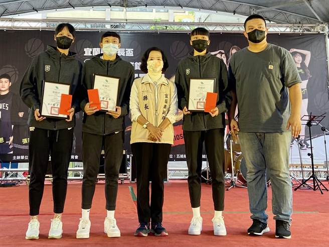 宜蘭縣長林姿妙（中）特別表揚代表台灣取得明年度世界盃參賽資格的宜蘭縣選手張聿嵐（左2）、鄭莉萱（右2）及吳珮璿（左1）。（右1為籃球委員會主委陳廷綸）（吳佩蓉攝）