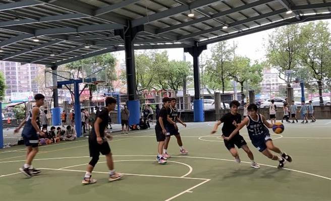 宜蘭縣政府今（6日）首屆舉辦「111年縣長盃籃球嘉年華3×3錦標賽」，118隊、逾400多名籃球員報名參賽。（吳佩蓉攝）