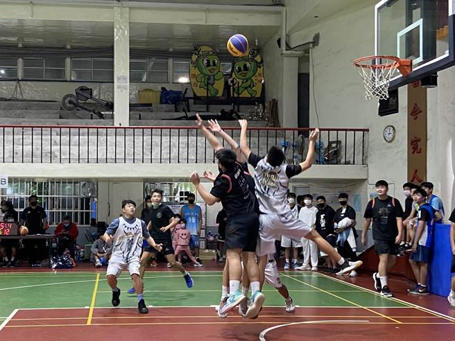 宜蘭縣政府今（6日）首屆舉辦「111年縣長盃籃球嘉年華3×3錦標賽」，118隊、逾400多名籃球員報名參賽。（吳佩蓉攝）