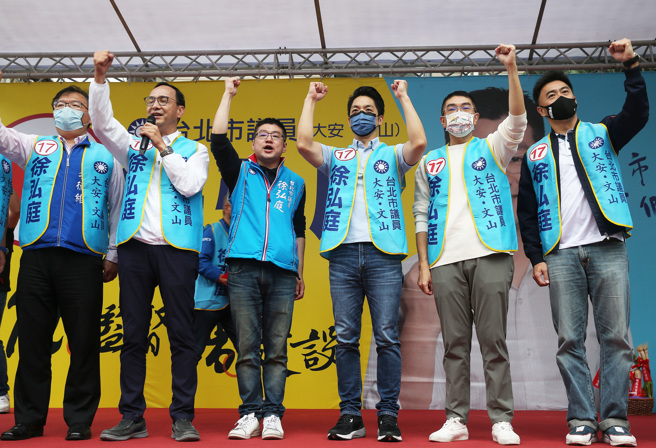 台北市议员徐弘庭(左三)6日举行竞选总部成立大会，国民党主席朱立伦（左二）、台北市长候选人蒋万安（右三）、基隆市长候选人谢国梁（右二）同台振臂高喊冻蒜。（陈怡诚摄）