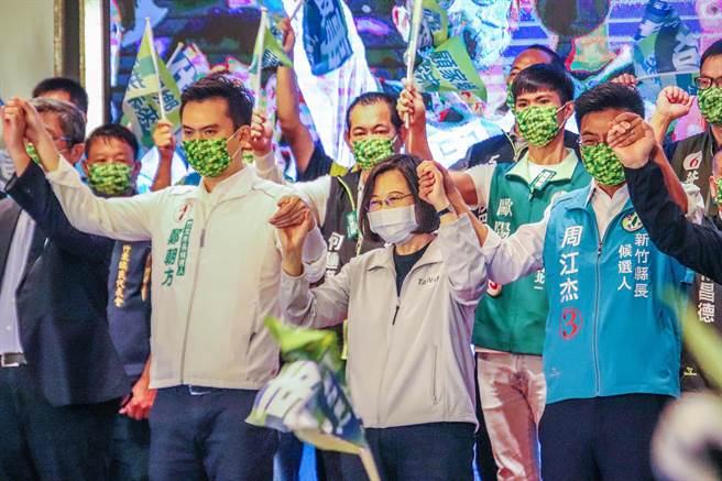 蔡英文總統（中）到新竹縣挺縣長候選人周江杰（右）和竹北市長候選人鄭朝方（左）。（羅浚濱攝）
