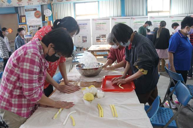 民眾开心参与搓汤圆活动。（苗栗县政府提供／李京升苗栗传真）