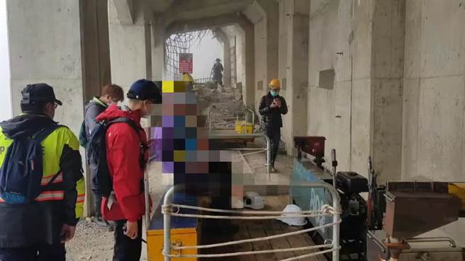 经初步包扎及固定手臂后，救护人员协助刘男一行5人下山，并将刘男送往嘉义市圣马尔定医院救治。（嘉义县消防局提供∕吕妍庭嘉义传真）