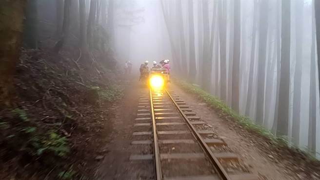 经初步包扎及固定手臂后，救护人员协助刘男一行5人下山，途中并以板车运行。（嘉义县消防局提供∕吕妍庭嘉义传真）