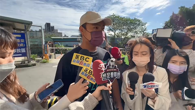 黃女兒子希望媽媽能早日安息，同時希望歹徒能早日得到法律的制裁。(蔡依珍攝)