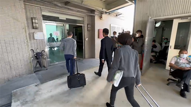 士林地檢署檢察官今率法醫赴桃殯相驗。(蔡依珍攝)