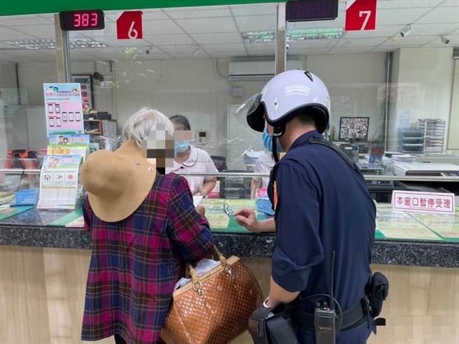 婦人打算提空帳戶做室內裝潢，說法引起行員懷疑，通知警方阻止婦人遭詐騙。（民眾提供／李俊淇台南傳真）
