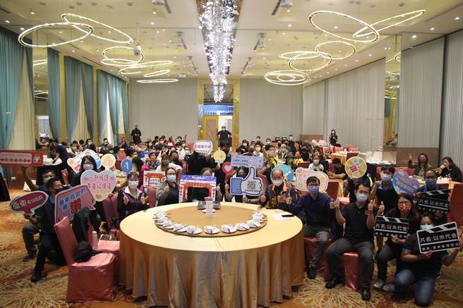 台东县环保局表扬空气品质维护，今年共有50家业者机关获奖。（台东县政府提供）