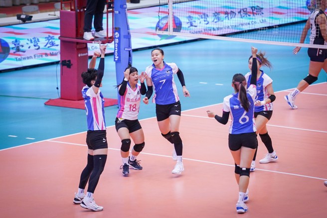 台北鲸华球员在场上庆祝得分。(中华排协提供)