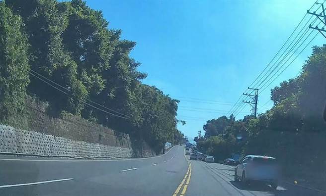玉井三浦路段因雙向僅能單線通行，遇上車輛故障拋錨，立刻造成後方塞車。（讀者提供／程炳璋台南傳真）