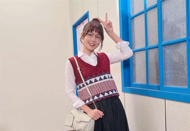 謝京穎換造型像換一個人。（民視提供）