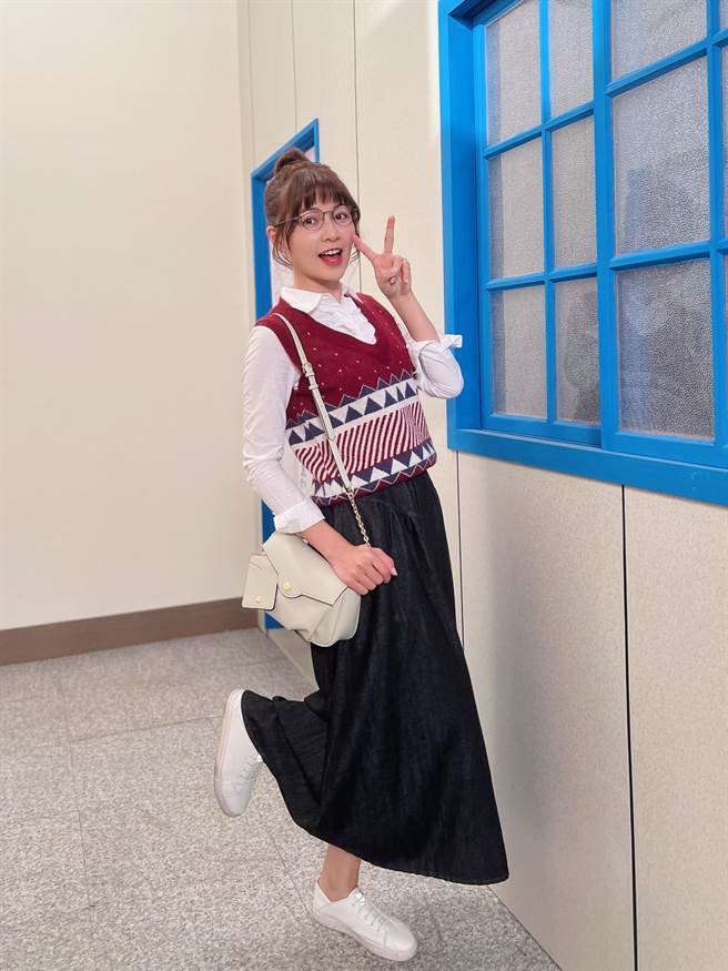 謝京穎換造型像換一個人。（民視提供）