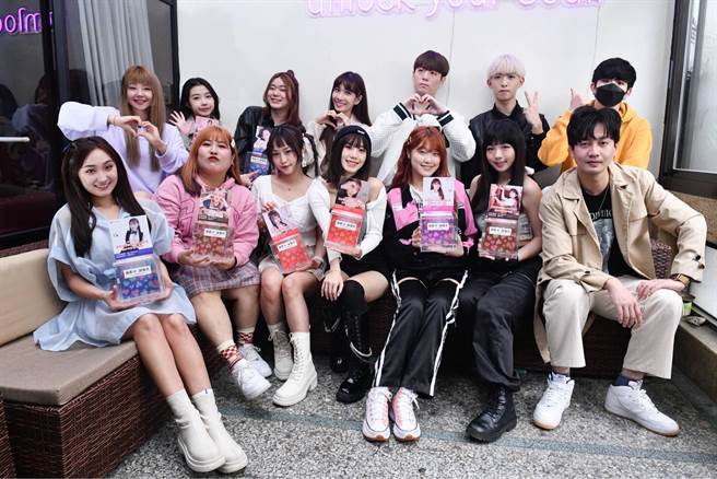 （后排左起）比熊、牛牛、莫鱼、Sara、玮弟、尊扬、文翔（前排左起）可荞、佳沁、莓米、筠婷、Nini、吉拿、恐龙偶像。（红心字会提供）