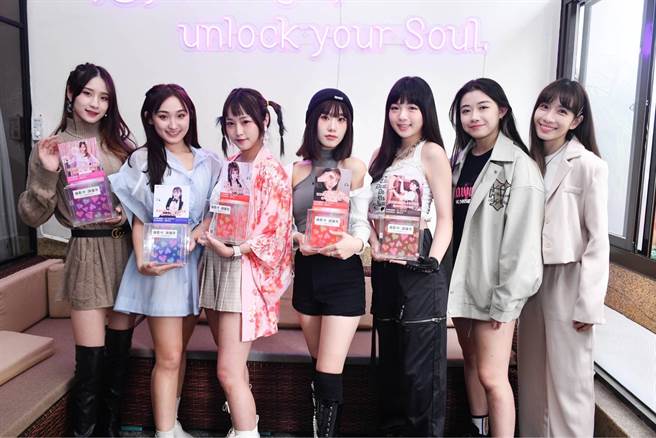 女团L.C.G励齐女孩（左起）王敏、可荞、莓米、筠婷、吉拿、牛牛、Sara因公益活动再次合体。（红心字会提供）