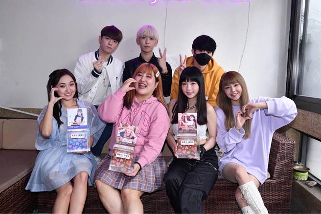 （后排左起）原子少年玮弟、尊扬、文翔（前排左起）啦啦队女神可荞、泡绵女孩佳沁、歌手吉拿、艺人比熊-陈又祯，号召粉丝捐零钱做公益。（红心字会提供）