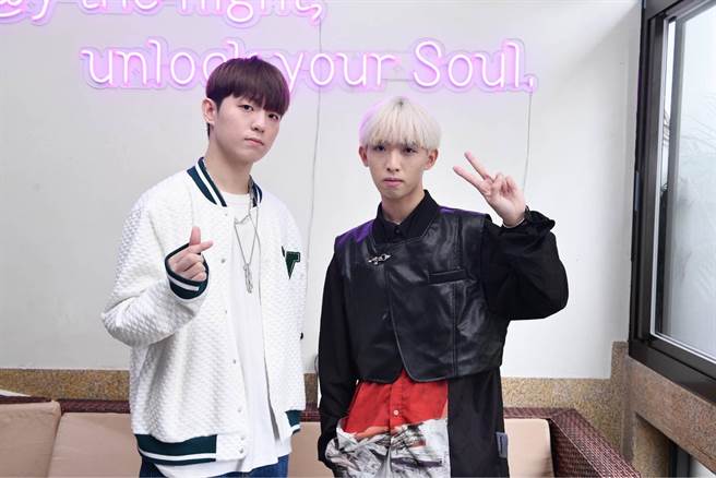 左起原子少年玮弟、尊扬出席公益活动。（红心字会提供）